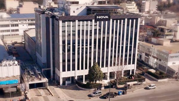 Το κτίριο της Nova με το λογότυπο της εταιρείας, που στηρίζει τους συνδρομητές της στη Μέση Ανατολή.