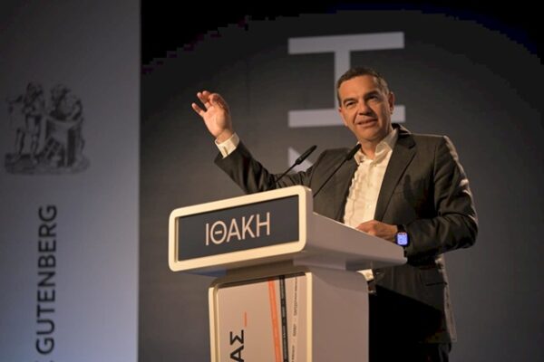 Ο Αλέξης Τσίπρας μιλάει από το βήμα, αναλύοντας τις κόκκινες γραμμές του και την Αριστερά.
