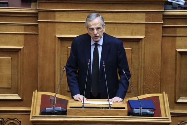 Ο πολιτικός μιλάει από το βήμα της Βουλής, κάνοντας μια ευθεία επίθεση με τα λόγια του.
