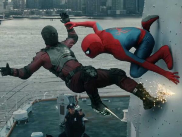 Ο Spider Man βρίσκεται σε δράση σε μια σκηνή μάχης, ενώ ένας αστυνομικός παρακολουθεί από ένα πλοίο.