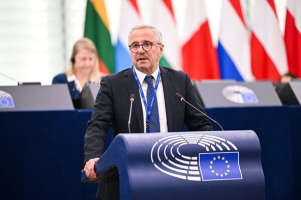 Ο Γιάννης Μανιάτης μιλάει σε επίσημη αποστολή της Επιτροπής Εξωτερικών Υποθέσεων του Ευρωπαϊκού Κοινοβουλίου.