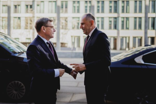 Ο Γ. Γεραπετρίτης στο Βερολίνο συναντά τον ομόλογό του, τονίζοντας τη σημασία του Διεθνούς Δικαίου για την παγκόσμια ασφάλεια.