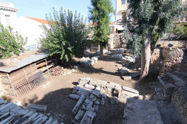 Αρχαιολογικός χώρος με αρχαία ευρήματα και δέντρα, που αναδεικνύει την αποκατάσταση του Μεντρεσέ των Αθηνών.