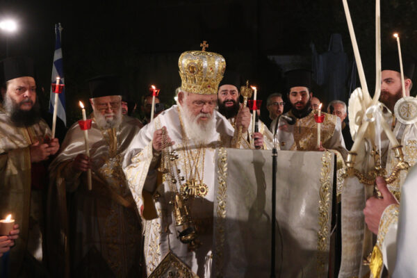 Ο Αρχιεπίσκοπος Ιερώνυμος σε τελετή για το Πάσχα, κρατώντας αναμμένα κεριά και θυμιατό, μεταφέροντας το μήνυμα της Εκκλησίας.