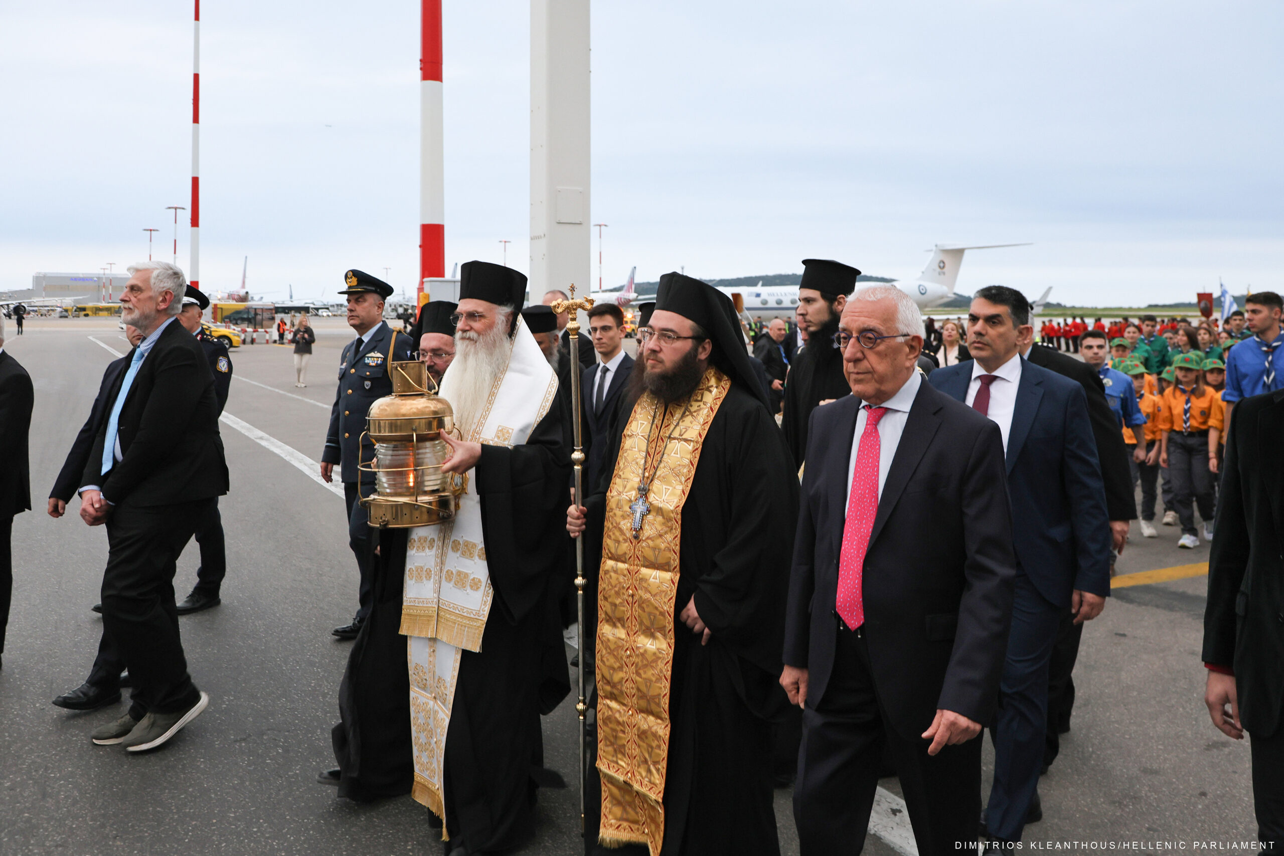 Ο Πρόεδρος της Βουλής των Ελλήνων στην υποδοχή του Αγίου Φωτός από τα Ιεροσόλυμα στο αεροδρόμιο “Ελευθέριος Βενιζέλος”