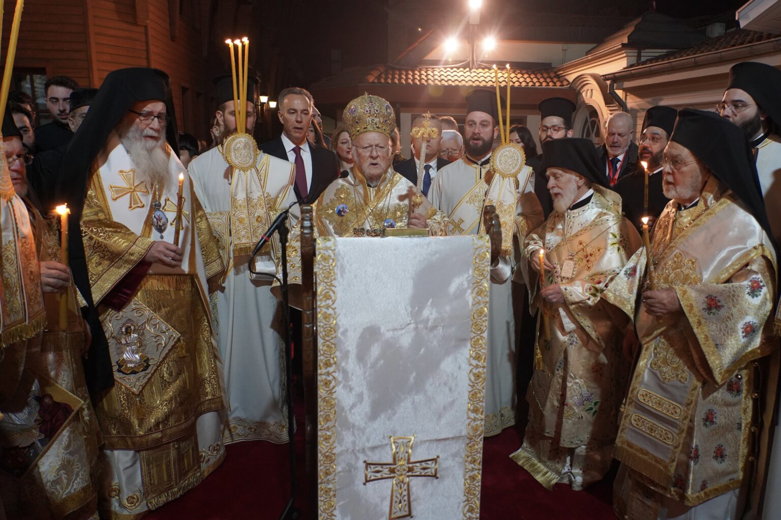 Λαμπροφόρος Ανάσταση στο Φανάρι: Το μήνυμα του Οικουμενικού Πατριάρχη Βαρθολομαίου για ειρήνη και ελπίδα