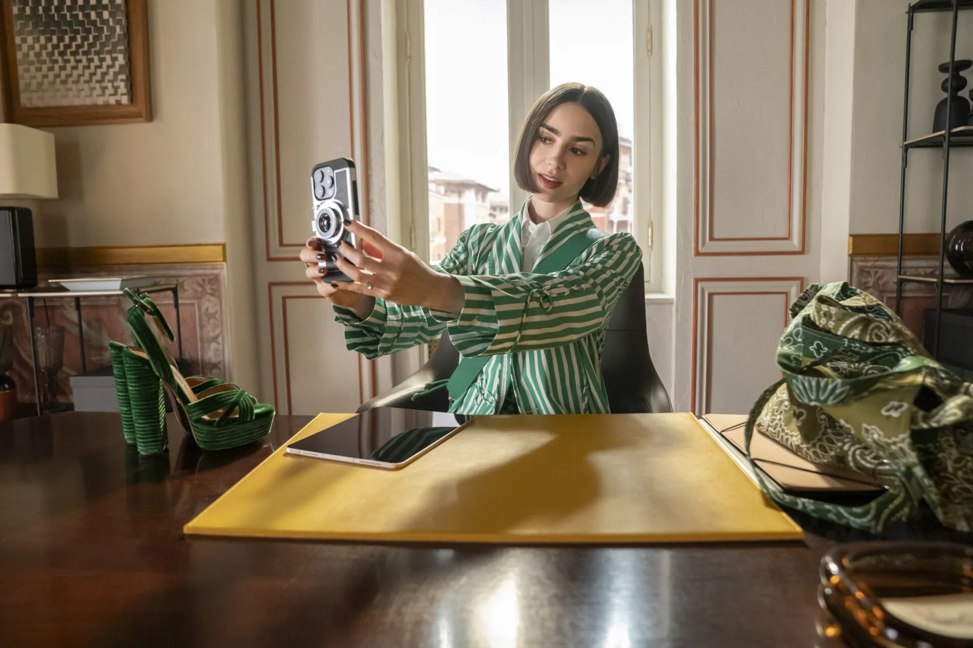 Το «Emily in Paris» στη Μύκονο: Η διεθνής αίγλη του νησιού των ανέμων στη μικρή οθόνη