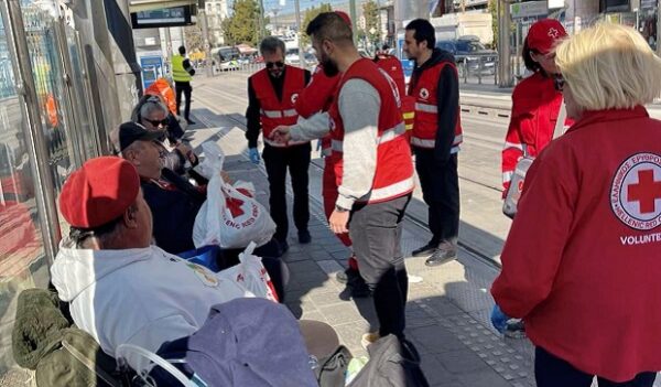 Εθελοντές του Ελληνικού Ερυθρού Σταυρού προσφέρουν βοήθεια σε αστέγους συμπολίτες μας τις Άγιες μέρες του Πάσχα.