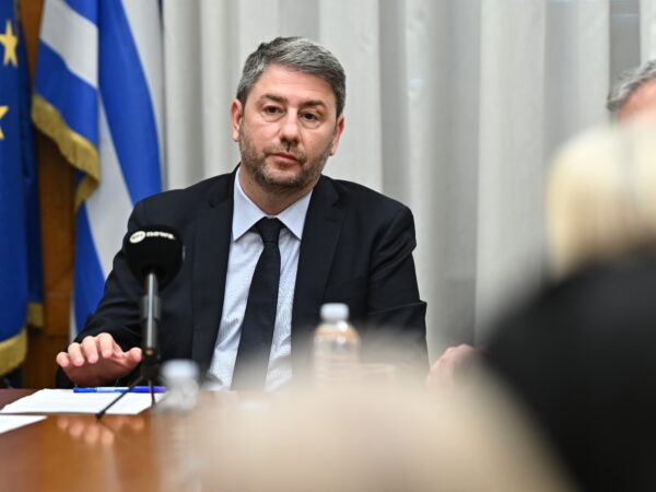 Ο Νίκος Ανδρουλάκης εκφράζει τις απόψεις του για την Ελλάδα και τον Κυριάκο Μητσοτάκη σε συνέντευξη τύπου.