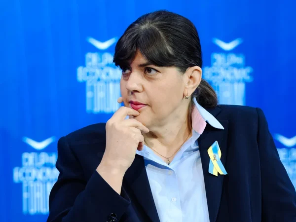 Η Λάουρα Κοβέσι σε πάνελ του Delphi Economic Forum, εκφράζοντας την άποψή της για την κατάσταση στην Ελλάδα.