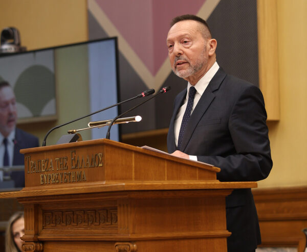Ο Γιάννης Στουρνάρας μιλάει στην έκθεση της Τράπεζας της Ελλάδος για το 2025 από το βήμα.