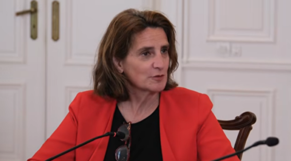 Η Teresa Ribera μιλά για το έργο της Ελλάδας στις εξαγωγές καθαρής ενέργειας, τονίζοντας την πρόοδο της χώρας.