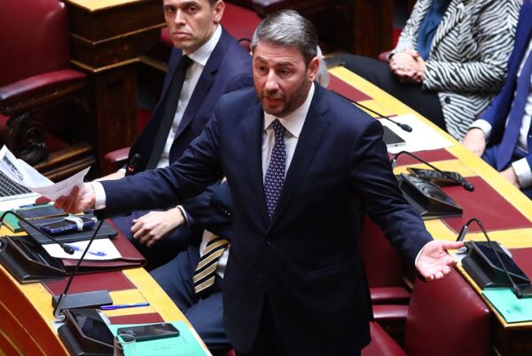 Ο Νίκος Ανδρουλάκης μιλάει στη Βουλή, απαντώντας σκληρά στον Χατζηδάκη για εκβιασμούς.