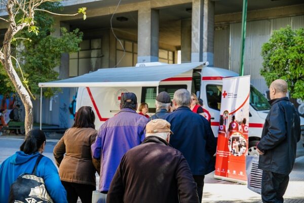 Ο Ελληνικός Ερυθρός Σταυρός στέκεται δίπλα σε αστέγους πολίτες ενόψει Πάσχα, προσφέροντας υποστήριξη.