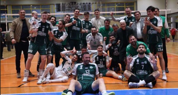 Η ομάδα του Παναθηναϊκού γιορτάζει την πρόκριση στον τελικό της Volley League μετά τη νίκη επί του Ολυμπιακού.