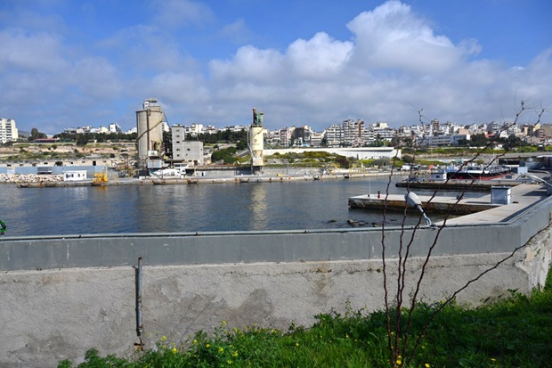 Δήμος Πειραιά: Πάσχα με προβληματική ατμόσφαιρα και δυσοσμία