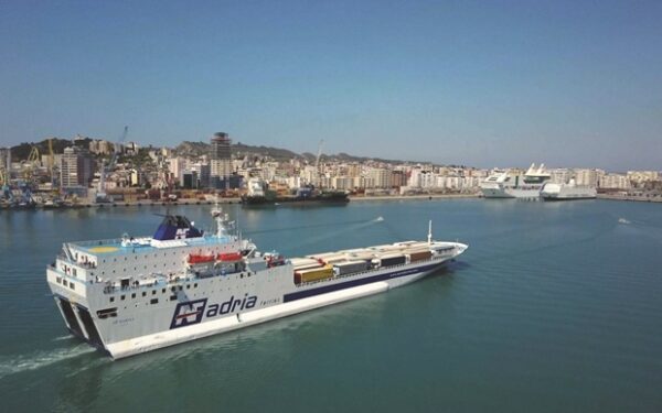 Το πλοίο της Adria Ferries πλέει στην γραμμή Πειραιάς–Λεμεσός, ενισχύοντας τις θαλάσσιες μεταφορές.