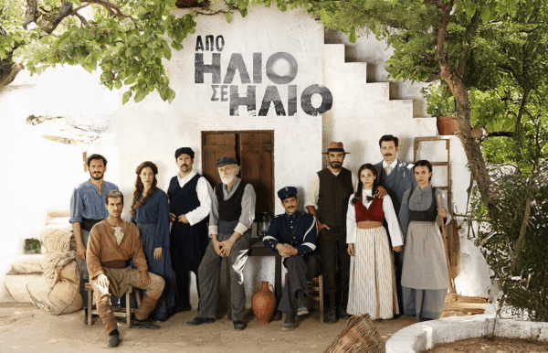 Η Άννα και οι υπόλοιποι ηθοποιοί της σειράς "Από Άλλο Σε Άλλο" ποζάρουν μπροστά από το σπίτι τους.