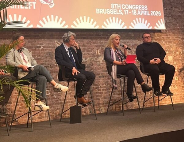 Η Ρ. Δούρου μιλάει σε πάνελ του 8ου συνεδρίου στις Βρυξέλλες, όπου η Αριστερά ενωμένη κερδίζει.