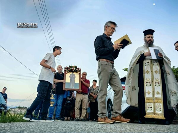 Ιερέας και πιστοί συμμετέχουν στη γιορτή του Αγίου Ιωάννη του Ρώσου στο Γηροκομείο Άργους.