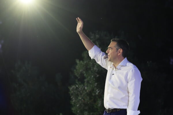 Ο Αλέξης Τσίπρας χαιρετάει το πλήθος κατά την ανακοίνωση του νέου πολιτικού κόμματος.