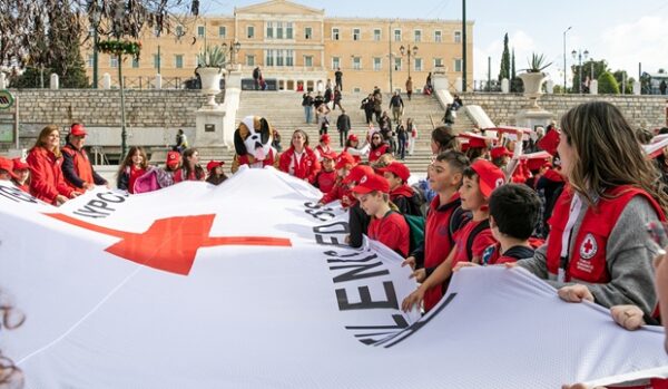 Εθελοντές του Ελληνικού Ερυθρού Σταυρού προωθούν την αυτοφροντίδα και τη διαχείριση άγχους στις Πανελλαδικές Εξετάσεις με ένα μεγάλο πανό.