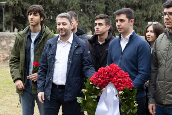 Ο Νίκος Ανδρουλάκης με νέους ανθρώπους τιμά την Πρωτομαγιά, τον αγώνα και την αλληλεγγύη για μία πιο δίκαιη κοινωνία.
