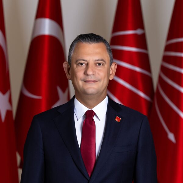 Ο Οζγκιούρ Οζέλ, ηγέτης του CHP στην Τουρκία, στέκεται μπροστά από σημαίες του κόμματος.
