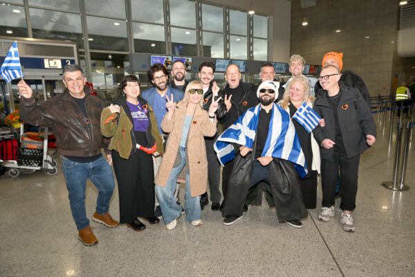 Η ελληνική αποστολή για την Eurovision 2026 αναχώρησε για την Αυστρία με ενθουσιασμό και ελληνικές σημαίες.