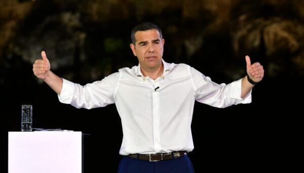 Ο Αλέξης Τσίπρας με συνταγή Ανδρέα στο «ΠΑΡΟΝ» δίνει το σήμα του «ΟΚ» με τους αντίχειρές του.