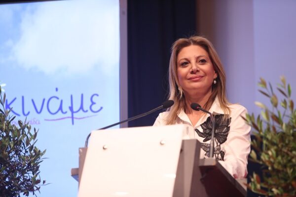 Η Μαρία Καρυστιανού μιλάει σε εκδήλωση, στηρίζοντας την αντισυστημική ψήφο και το κίνημα "Μένουμε Ευρώπη".