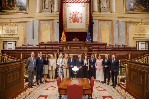 Η Ρένα Δούρου με συνάδελφους στο Ισπανο-ελληνικό Κοινοβουλευτικό Φόρουμ, συζητώντας για την ελεύθερη ναυσιπλοΐα.