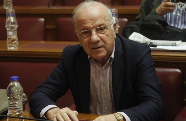 Ο Νάσος Αθανασίου σε στιγμιότυπο από την πολιτική του πορεία, λίγο πριν τον θάνατό του.