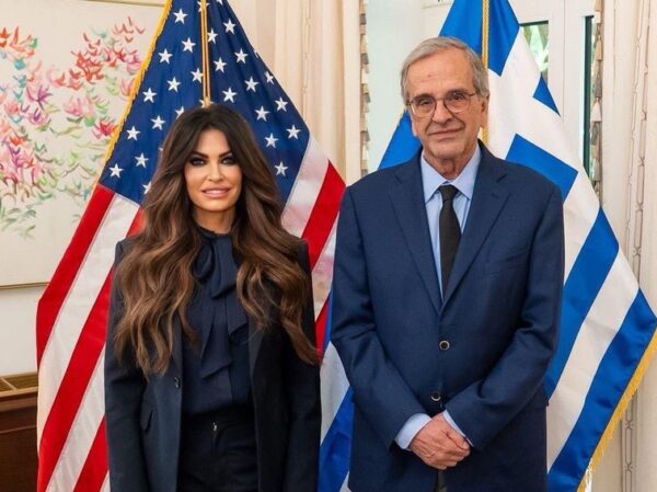 Ο Αντώνης Σαμαράς συναντά την Πρέσβειρα των ΗΠΑ, με τις σημαίες των δύο χωρών σε επίσημη συνάντηση.