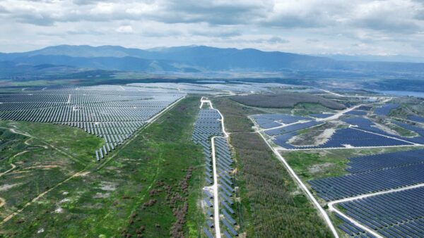 Εκτεταμένα φωτοβολταϊκά πάρκα σχεδόν 1 GW στη Δυτική Μακεδονία, αποτέλεσμα συνεργασίας RWE και ΔΕΗ.