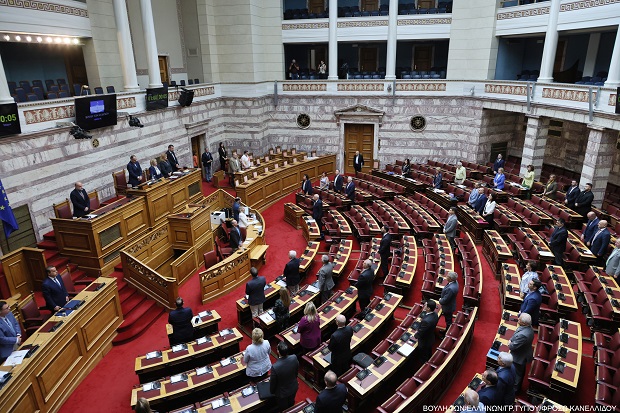 Η Ολομέλεια της Βουλής απέτισε φόρο τιμής στα 104 θύματα της φονικής πυρκαγιάς στο Μάτι – Ι. Πλακιωτάκης: «Η μνήμη αποκτά πραγματικό νόημα μόνο όταν συνοδεύεται από ευθύνη»
