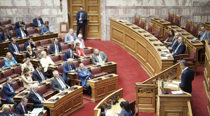Μητσοτάκης στη Βουλή: «Μέτωπο με την ακρίβεια και τον λαϊκισμό»