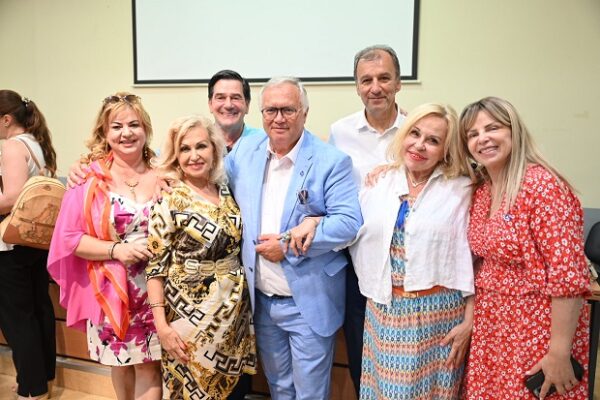 Ο Χρήστος Γώγος με μέλη κατά την εκλογή του νέου προεδρείου του Περιφερειακού Συμβουλίου Αττικής.