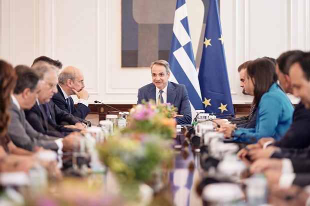 Ψάχνουν δεκανίκια για μετά τις εκλογές