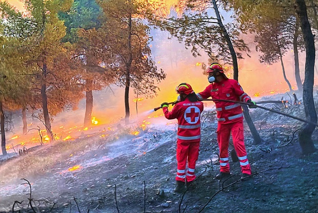 Ο Ελληνικός Ερυθρός Σταυρός στην πρώτη γραμμή στα πύρινα μέτωπα σε Θεσσαλονίκη, Ρόδο και Οινόη Αττικής
