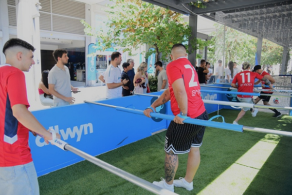 Άνθρωποι παίζουν Human Foosball, το πιο διασκεδαστικό παιχνίδι του καλοκαιριού, στο κατάστημα της Allwyn στο Σύνταγμα.
