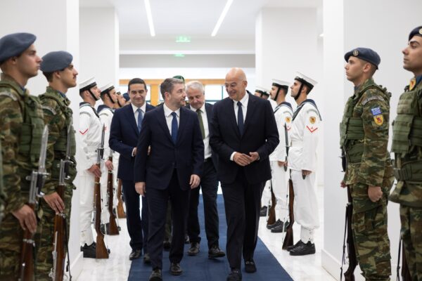 Ο Νίκος Ανδρουλάκης και ο Δένδιας περπατούν ανάμεσα σε στρατιωτικούς, με τον πρώτο να κάνει κριτική στον εκάστοτε ένοικο του Μεγάρου Μαξίμου.