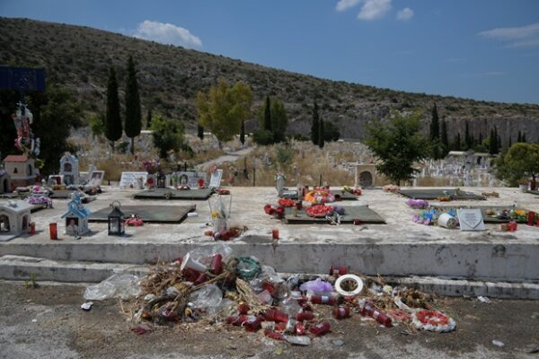 Σκουπίδια και αναμμένα κεριά στο Νεκροταφείο Σχιστού, όπου ζητείται παρέμβαση εισαγγελέα.