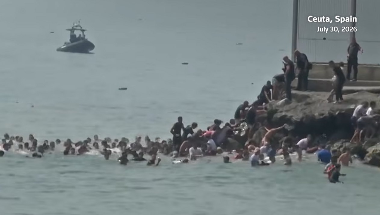 Χάος στη Θέουτα: 49.000 μετανάστες, 19 νεκροί και η δικαστική «παγίδα» – Απειλεί με μπλόκο στη Σένγκεν η Μελόνι
