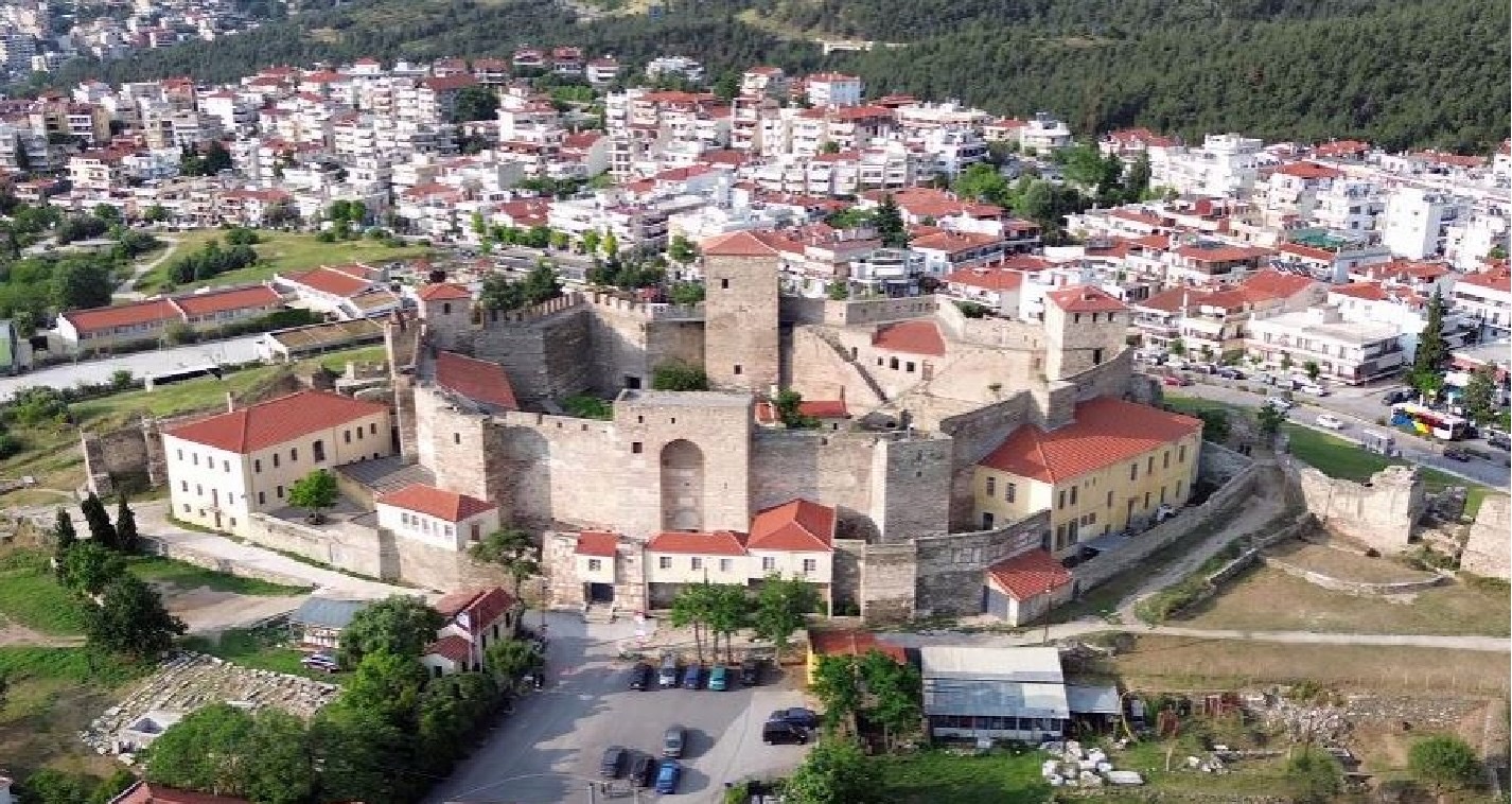 Θεσσαλονίκη: Τα Βυζαντινά Τείχη και ο Λευκός Πύργος φωτίζονται – Η εντυπωσιακή εικόνα των μνημείων