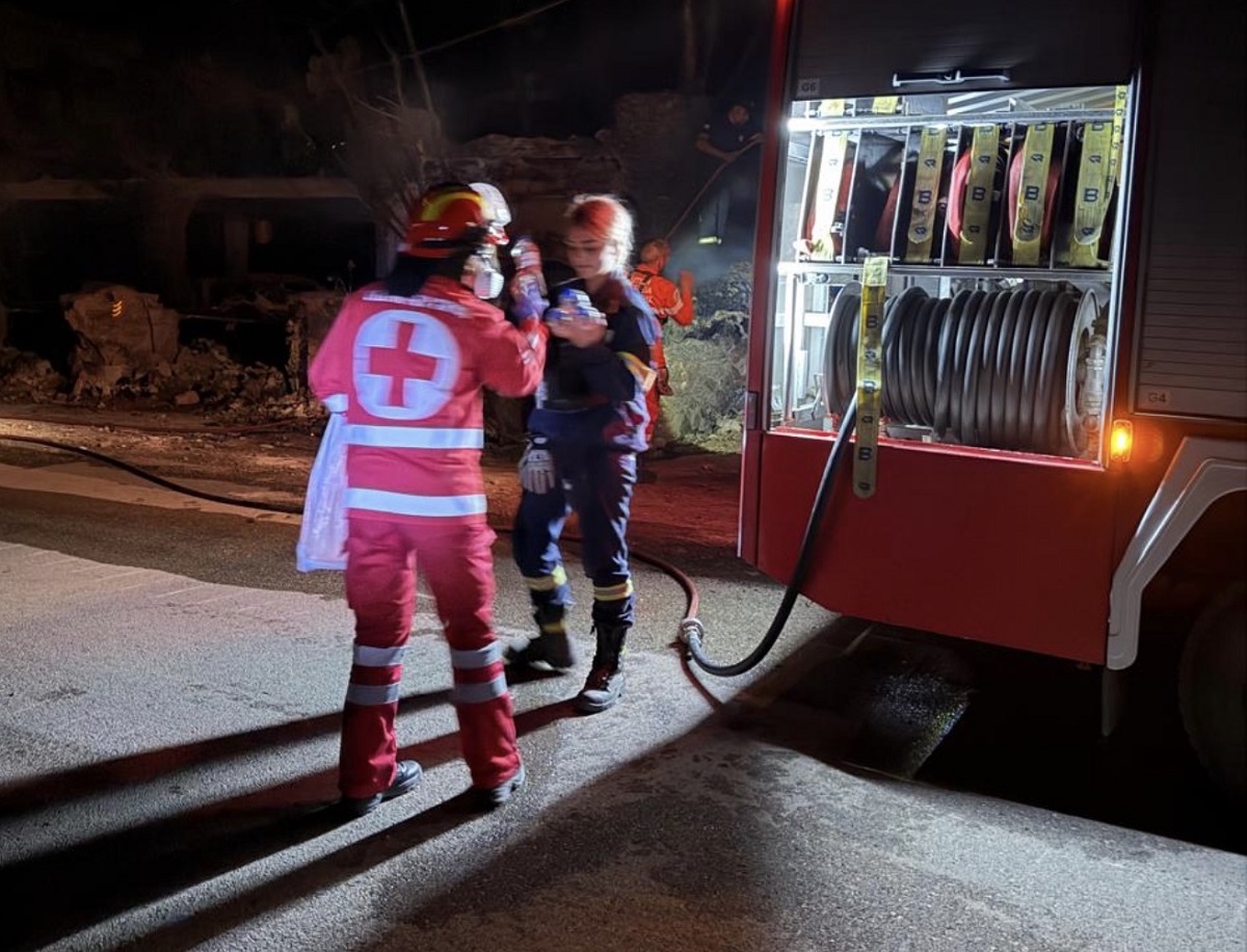 Ο Ελληνικός Ερυθρός Σταυρός στην πρώτη γραμμή στο πύρινο μέτωπο της Σαλαμίνας