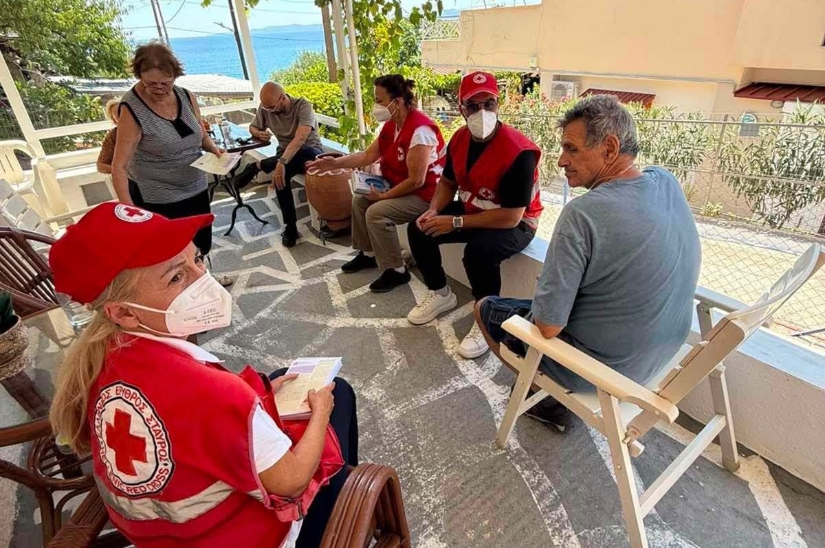 Ελληνικός Ερυθρός Σταυρός: Νοσηλευτικό προσωπικό και κοινωνικοί λειτουργοί – ψυχολόγοι στις πυρόπληκτες περιοχές της Σαλαμίνας