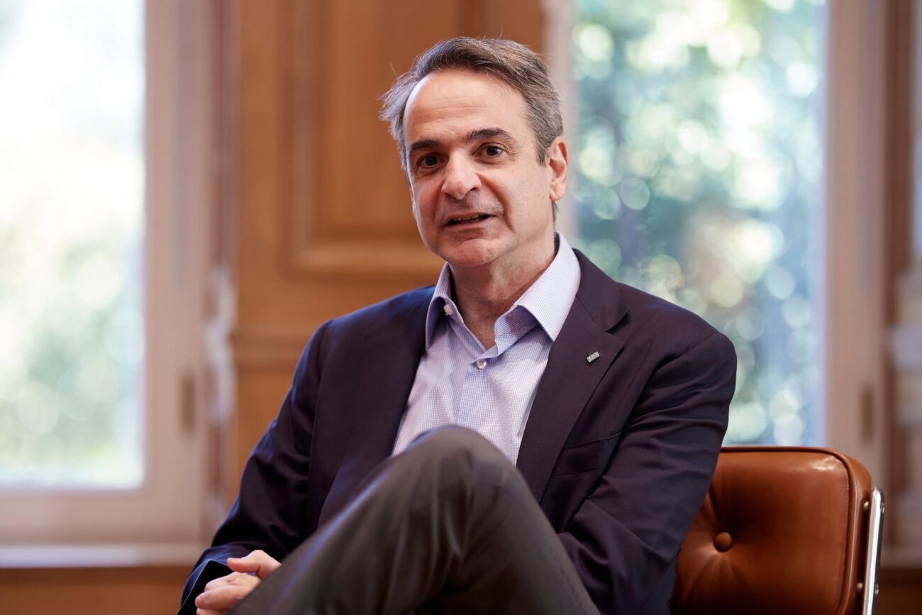 Ο Κυριάκος Μητσοτάκης συζητά πίσω από κλειστές πόρτες για την πολιτική κατάσταση στην Ελλάδα.
