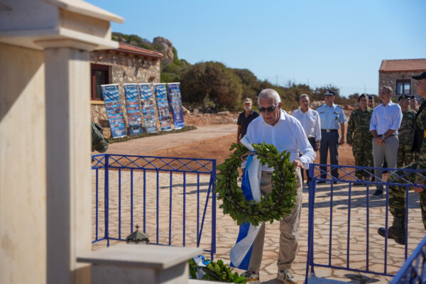 Ο Ν. Κακλαμάνης καταθέτει στεφάνι στο Καστελόριζο, τιμώντας την επέτειο της ενσωμάτωσης των Δωδεκανήσων.