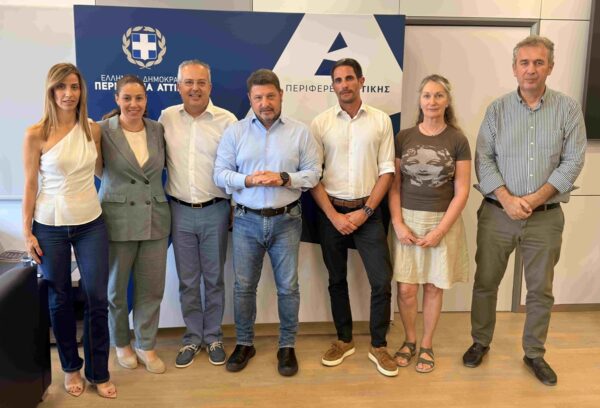 Ο Νίκος Χαρδαλιάς με συνεργάτες του ανακοινώνουν επενδύσεις 4 εκατ. ευρώ για οδική αρτηρία στον Δήμο Παπάγου – Χολαργού.